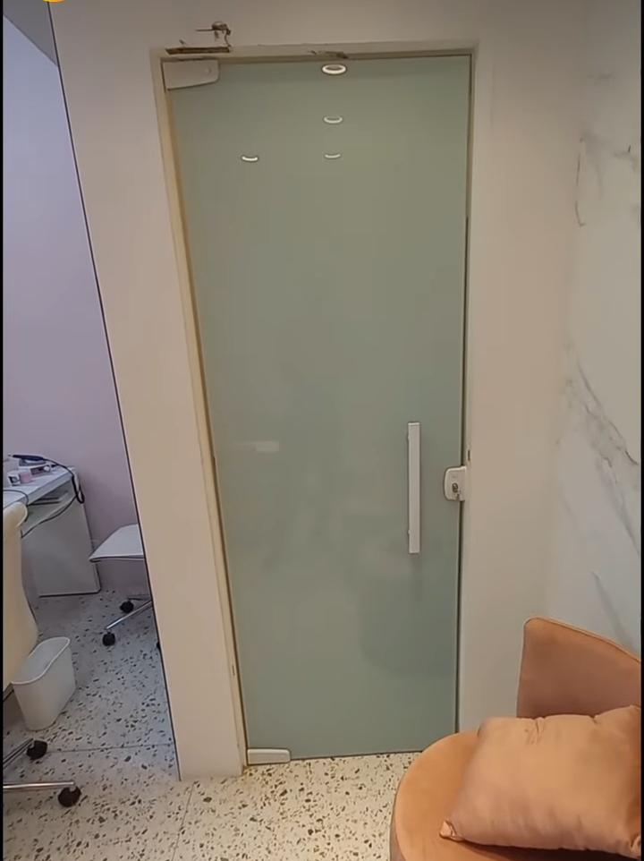 Porta Pivotante com película branca